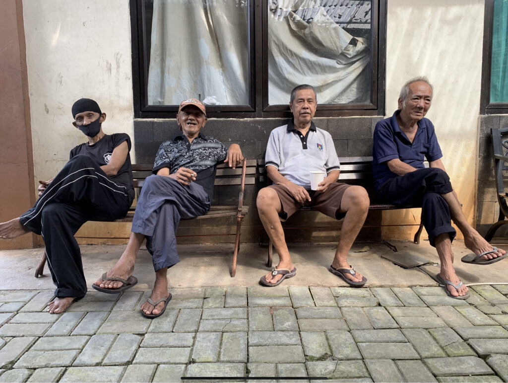 Indonesische mannen op een bankje bij TBM3.
